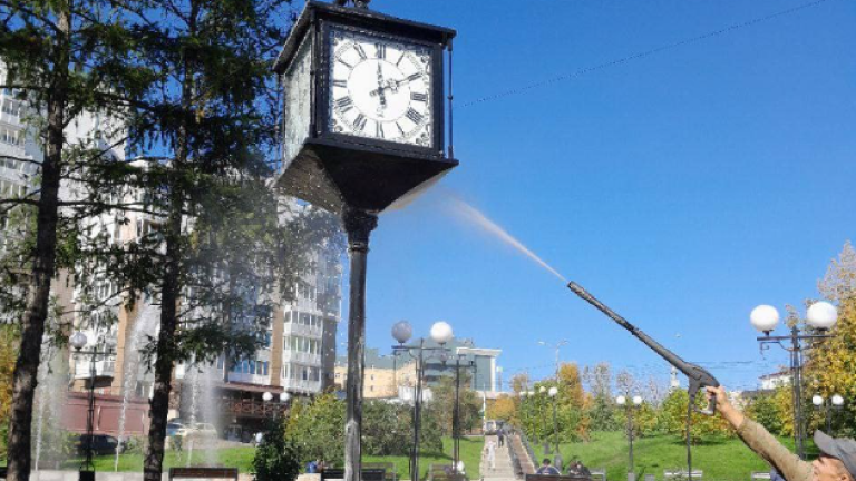 Памятники моют в Иркутске к зиме
